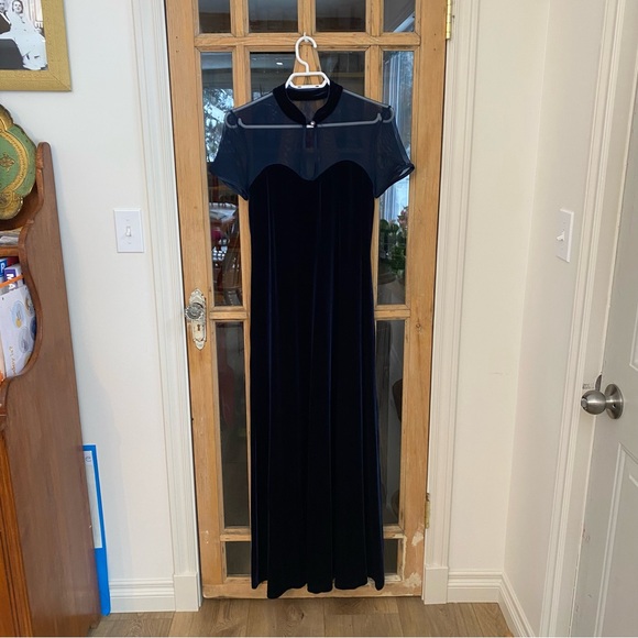 Elegant Midnight Blue Velvet Maxi Dress - Picture 5 of 9